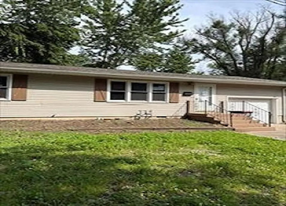 104 N Hughes St Windsor, MO 65360, Henry County