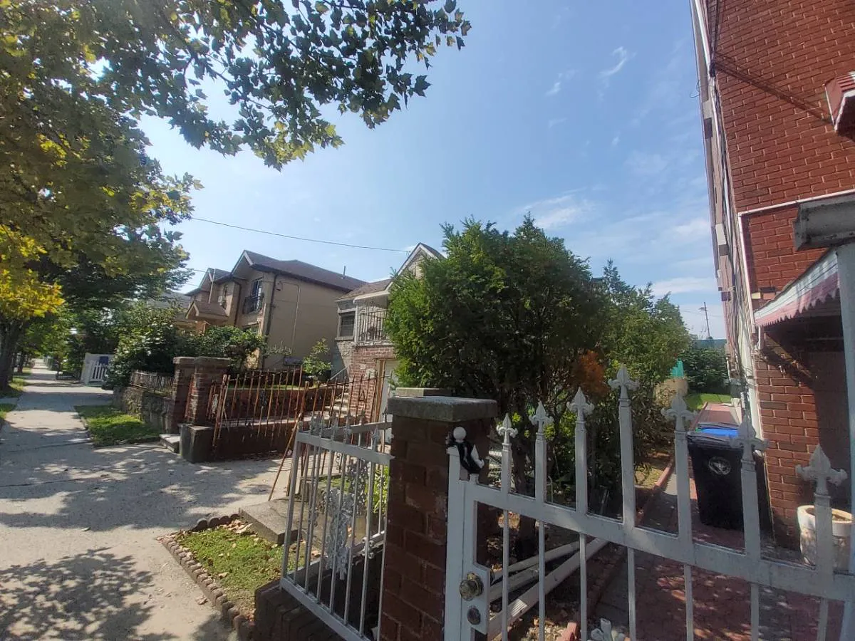 Hering Ave, Bronx, NY 10469 #1