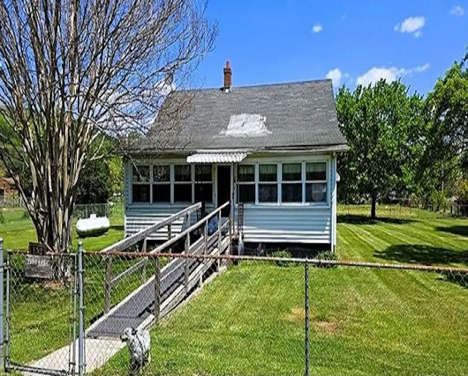 152 5th St New Castle, VA 24127, Craig County