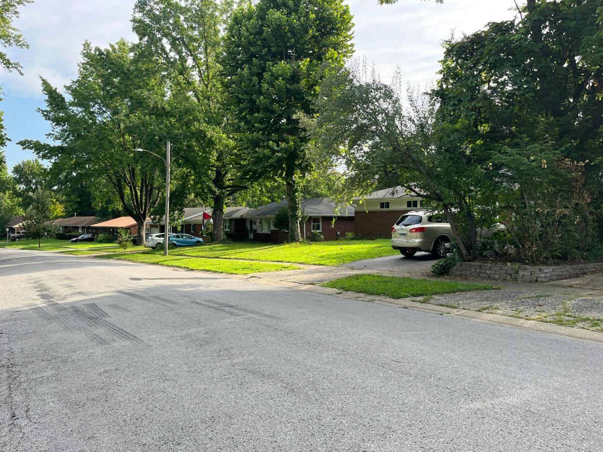 Dixon Ave, Carbondale, IL 62901