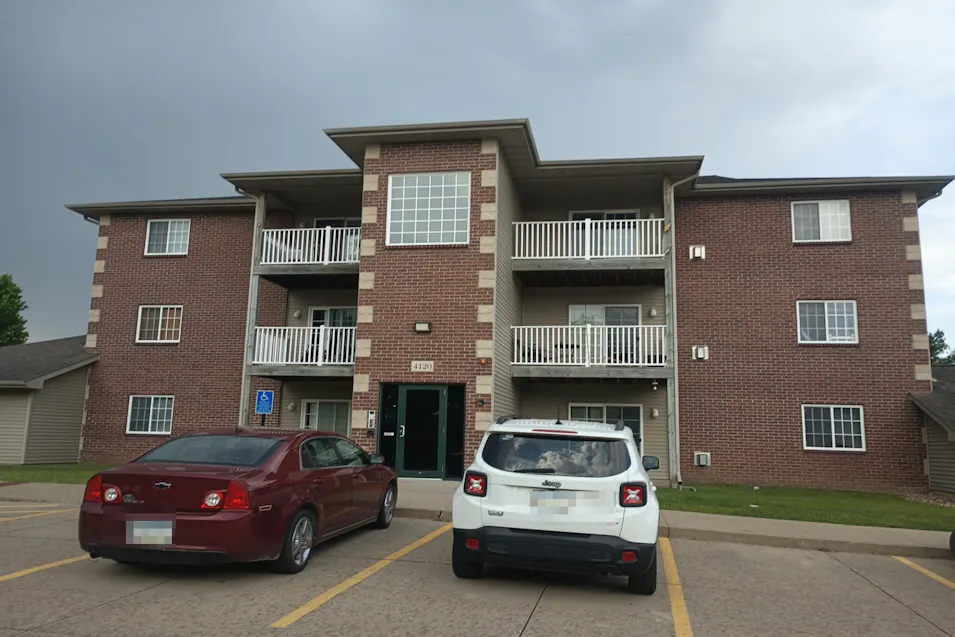 4120 100th St Apt 10 Urbandale, IA 50322, Polk County