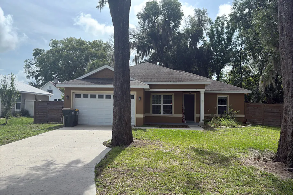 74 N Oak Ave Umatilla, FL 32784, Lake County