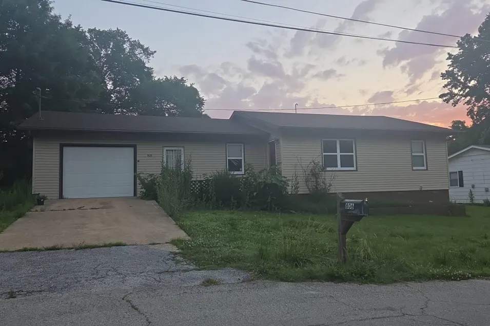 806 Lathrop Ave Ava, MO 65608, Douglas County
