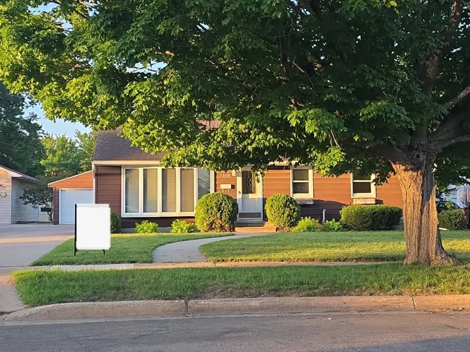 2106 6th Ave NE Austin, MN 55912, Mower County