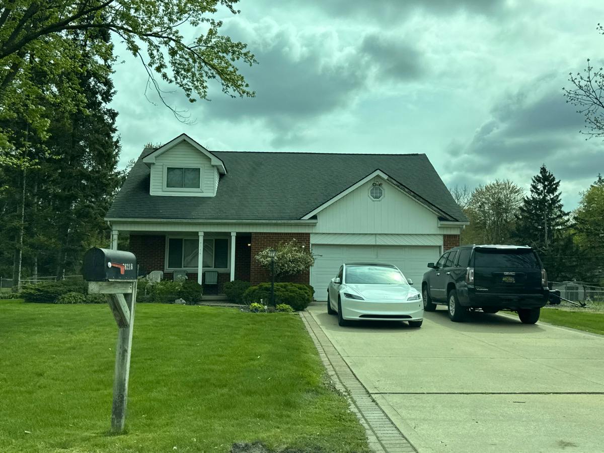 Paddock Dr, Clinton Township, MI 48035