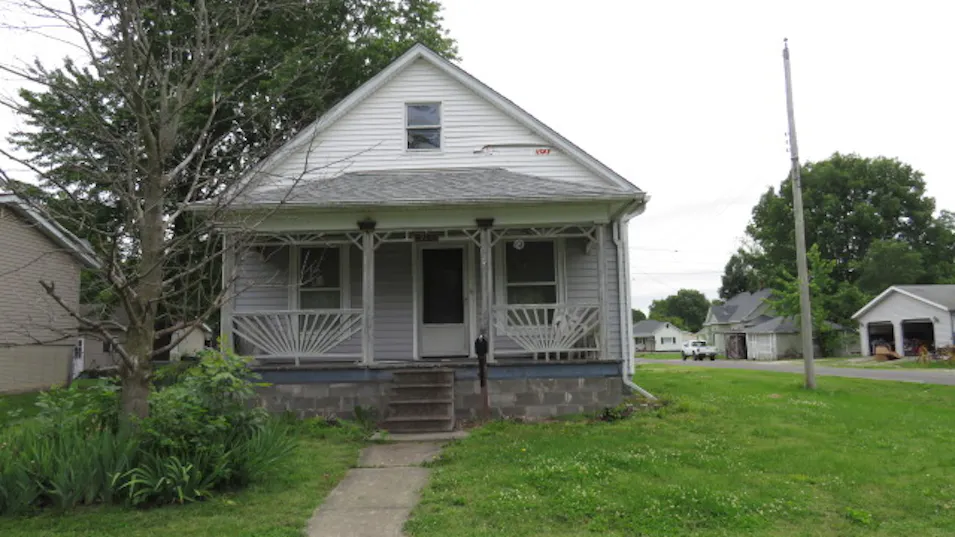 911 Madison St Gillespie, IL 62033, MacOupin County