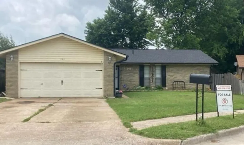 402 Oak Creek Drive Yukon, OK 73099, Canadian County