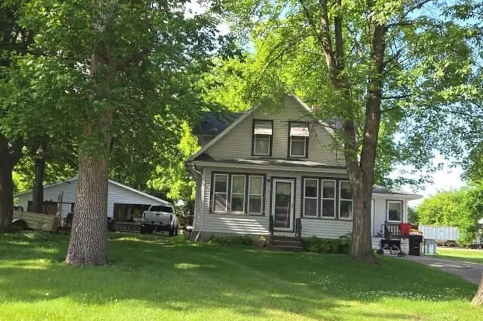 422 Dupont Ave NW Renville, MN 56284, Renville County