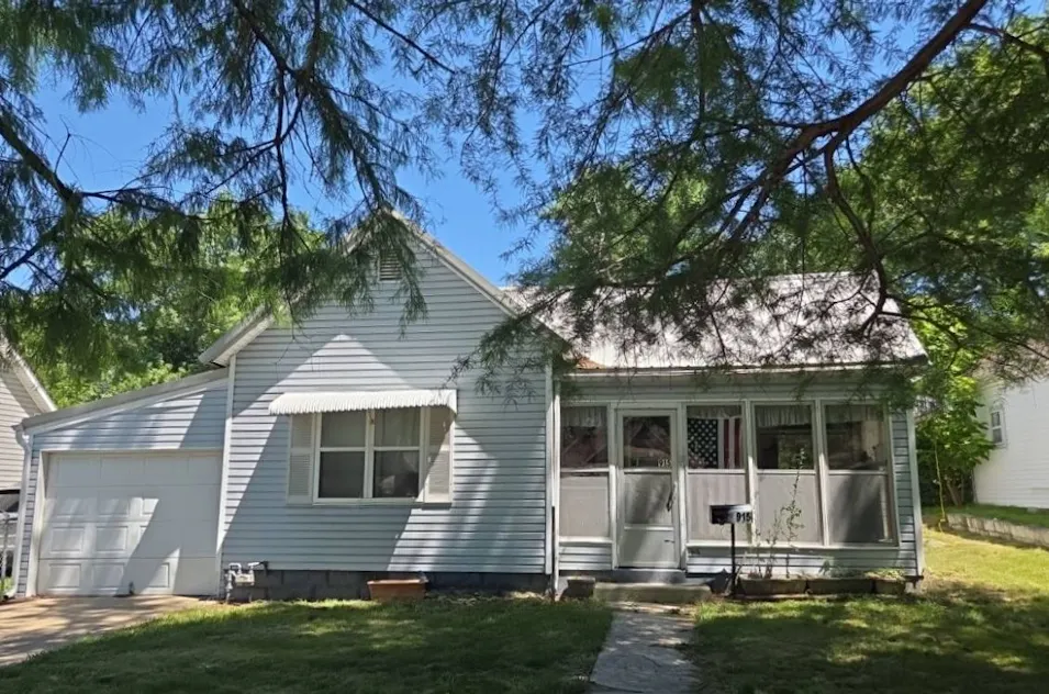 915 W 3rd St Webb City, MO 64870, Jasper County