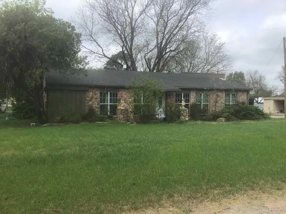 704 S 3rd Ave Marietta, OK 73448, Love County