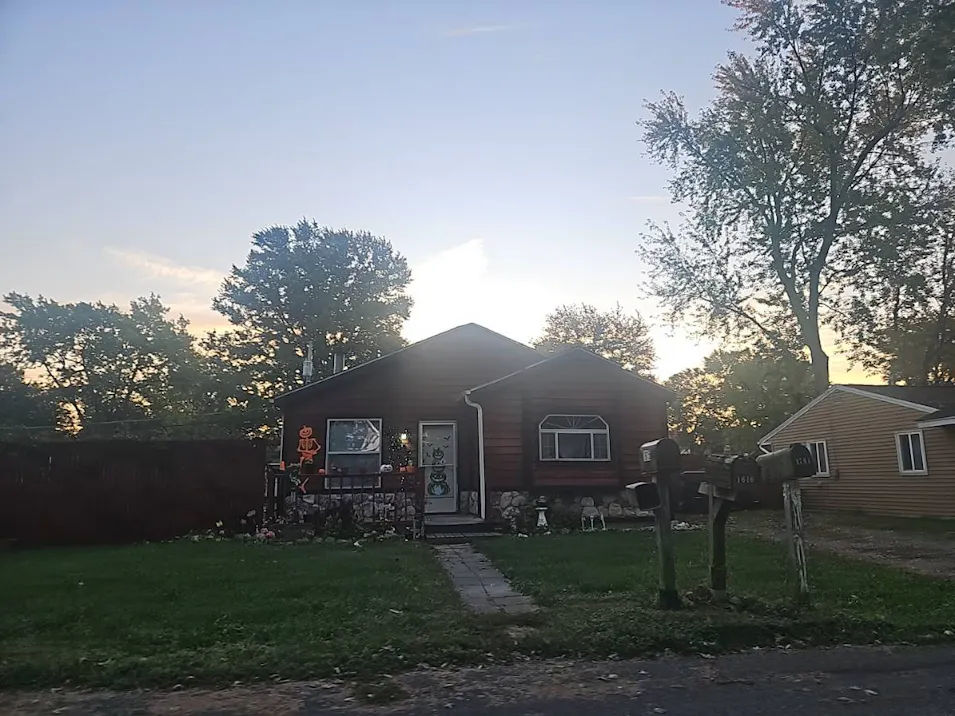 1616 S Lindell Dr Yorktown, IN 47396-1043, Delaware County