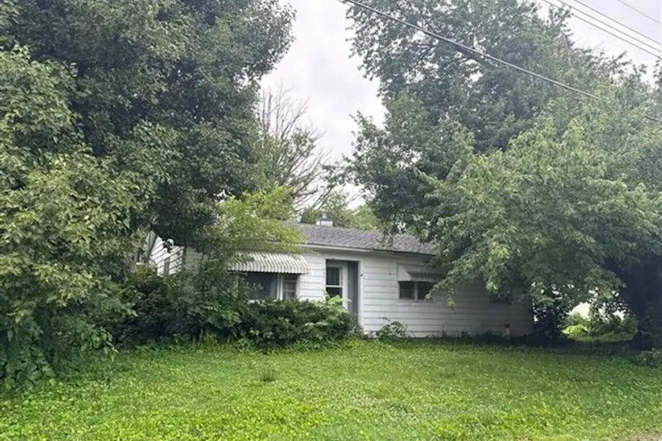 222 N 6th St Girard, IL 62640, MacOupin County
