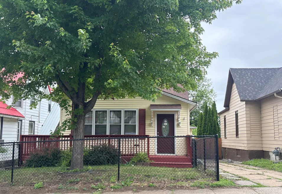 752 9th Ave S Clinton, IA 52732, Clinton County