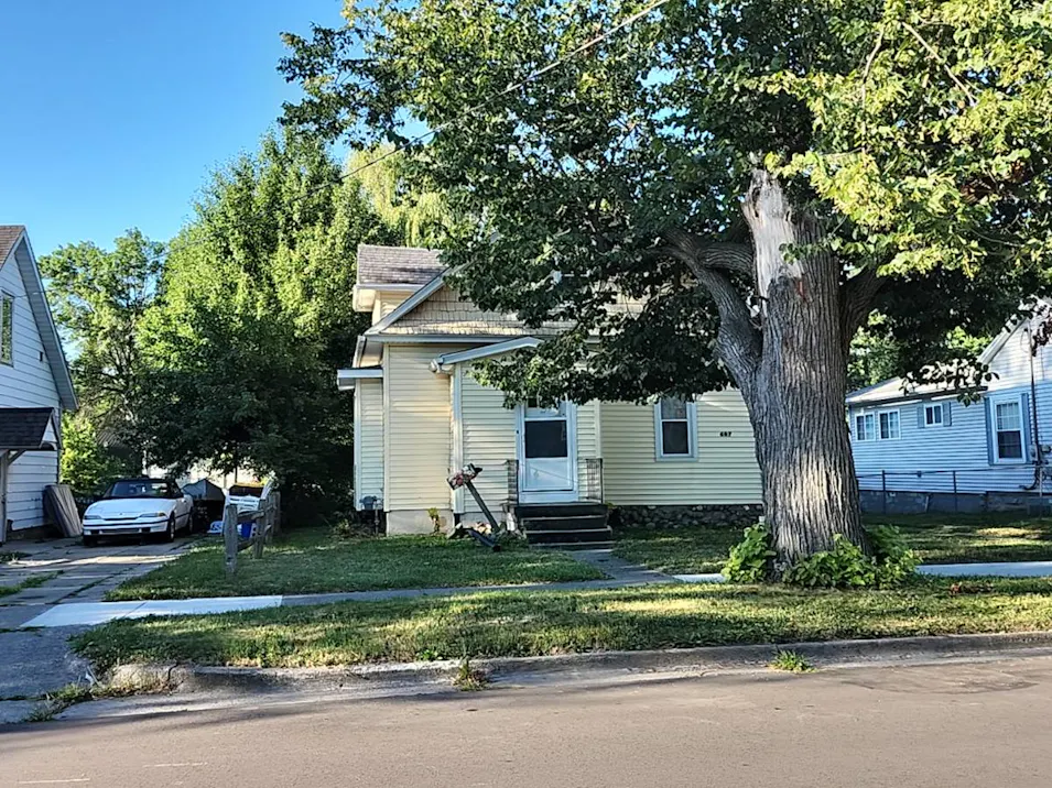 607 W Park St Saint Johns, MI 48879, Clinton County