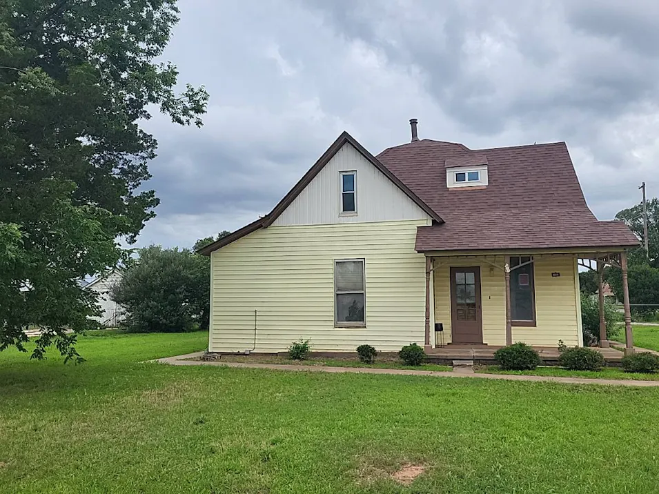 700 S Cimarron St Hennessey, OK 73742, Kingfisher County