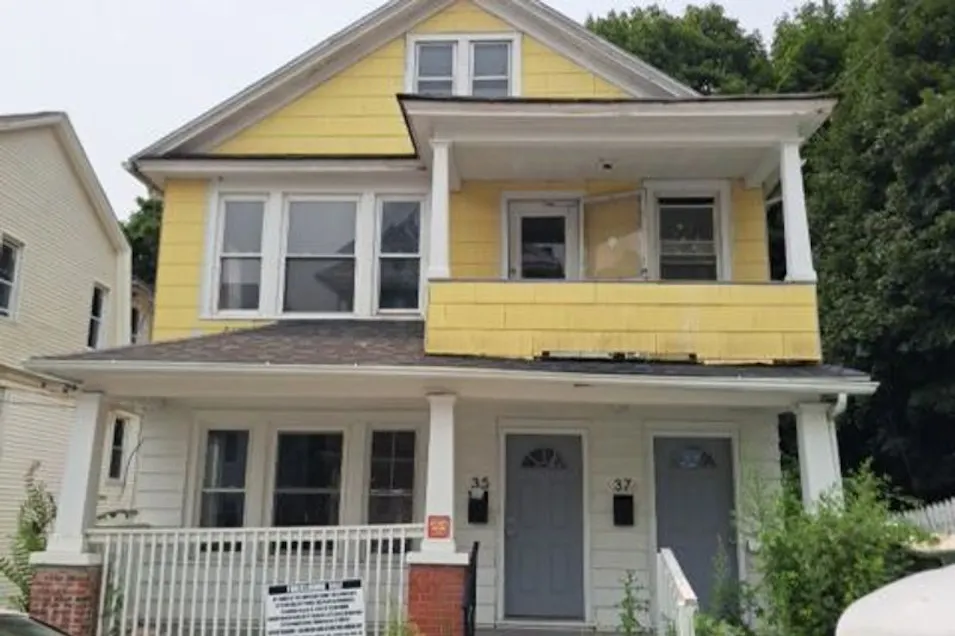 35 Vermont Street Waterbury, CT 06704, New Haven County