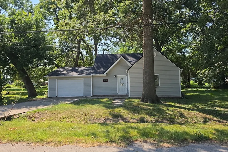 309 N 4th St Clinton, MO 64735, Henry County