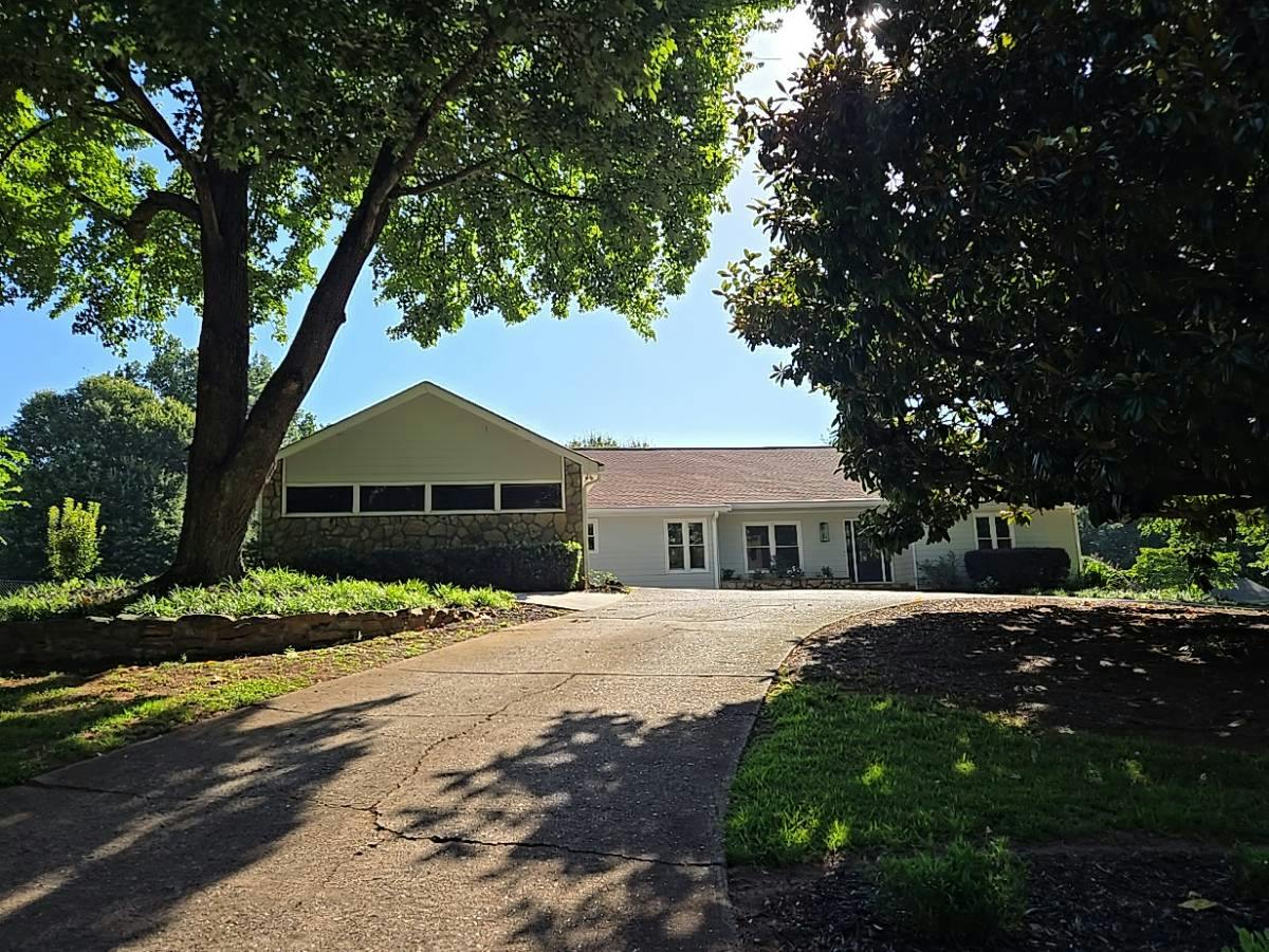Saddle Creek Cir, Roswell, GA 30076
