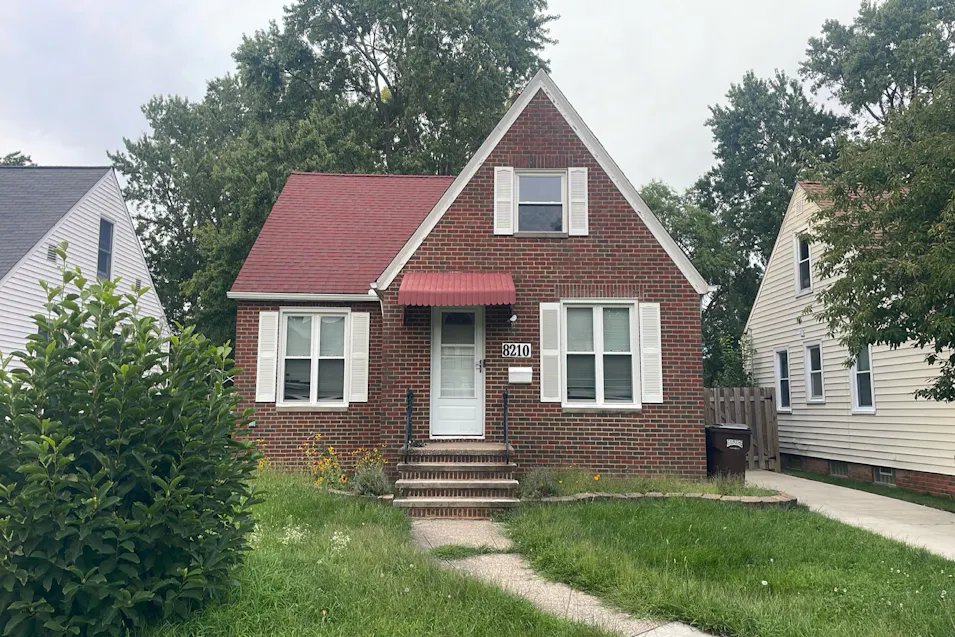 8210 Salisbury Drive Parma, OH 44129, Cuyahoga County