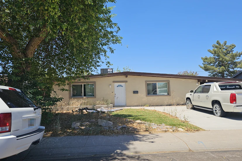 2214 W Paradise Dr