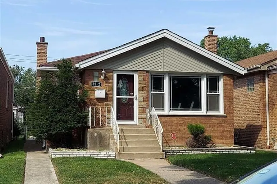 8842s Yates Blvd Chicago, IL 60617, Cook County