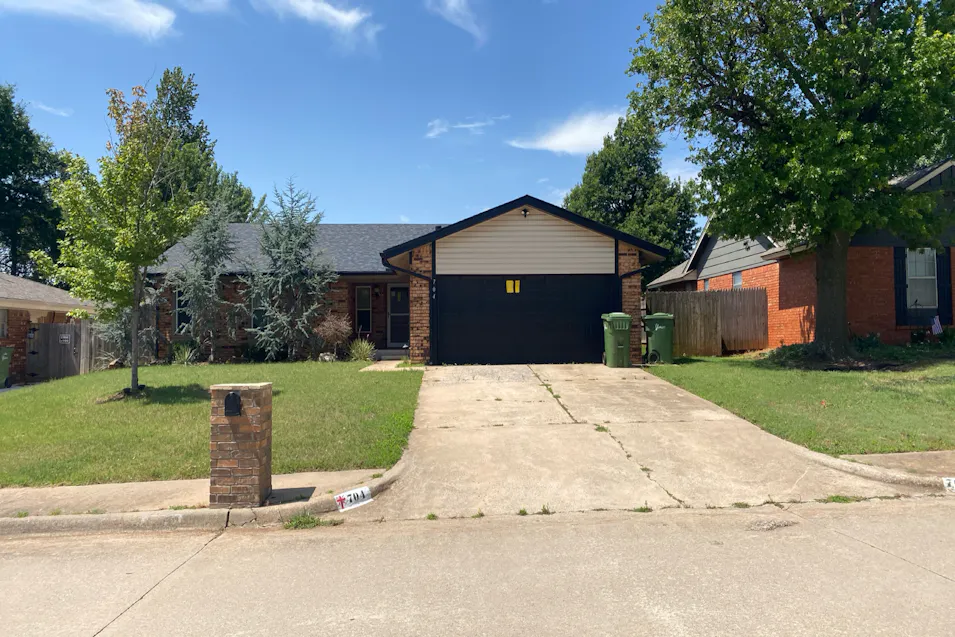 704 Woodlawn Dr Yukon, OK 73099, Canadian County