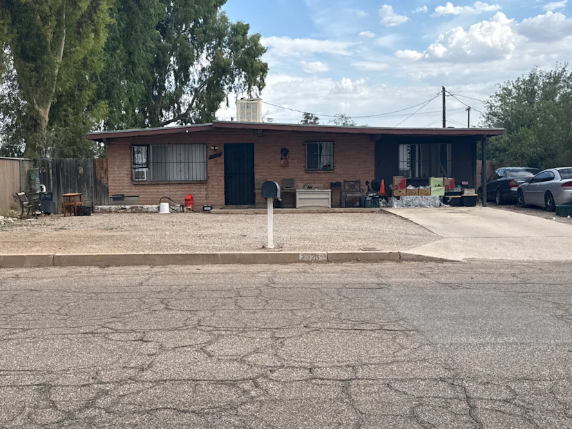 2326 E Hedrick Dr