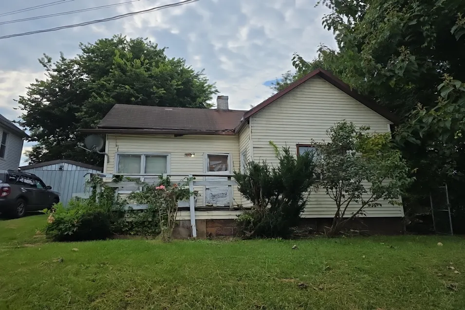 322 S 8th St Cambridge, OH 43725, Guernsey County