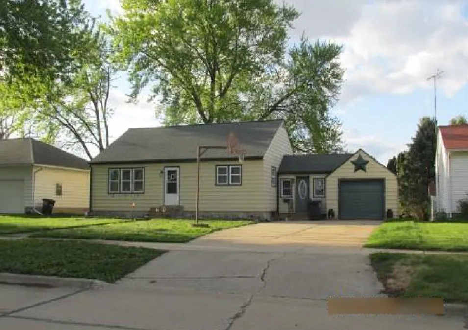 11 W Gardner St New Hampton, IA 50659, Chickasaw County