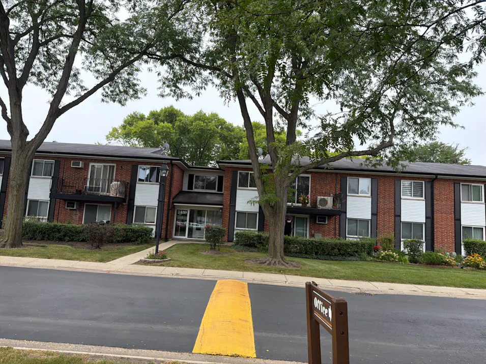 2439 E Brandenberry Ct #2g Arlington Heights, IL 60004, Cook County