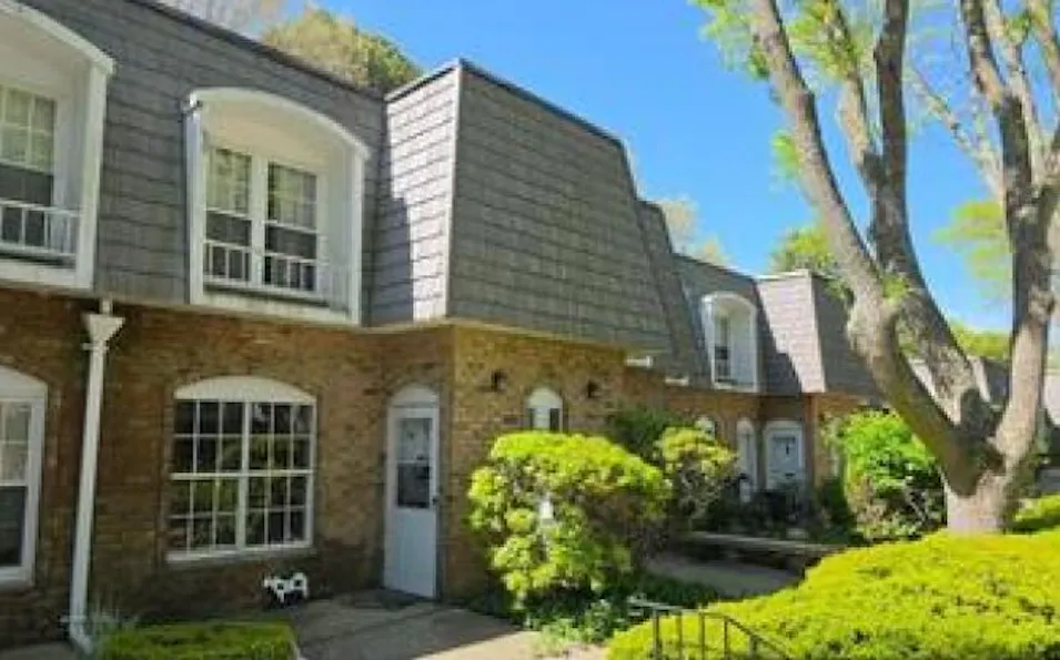 655 Middle Country Rd Apt Coram, NY 11727, Suffolk County