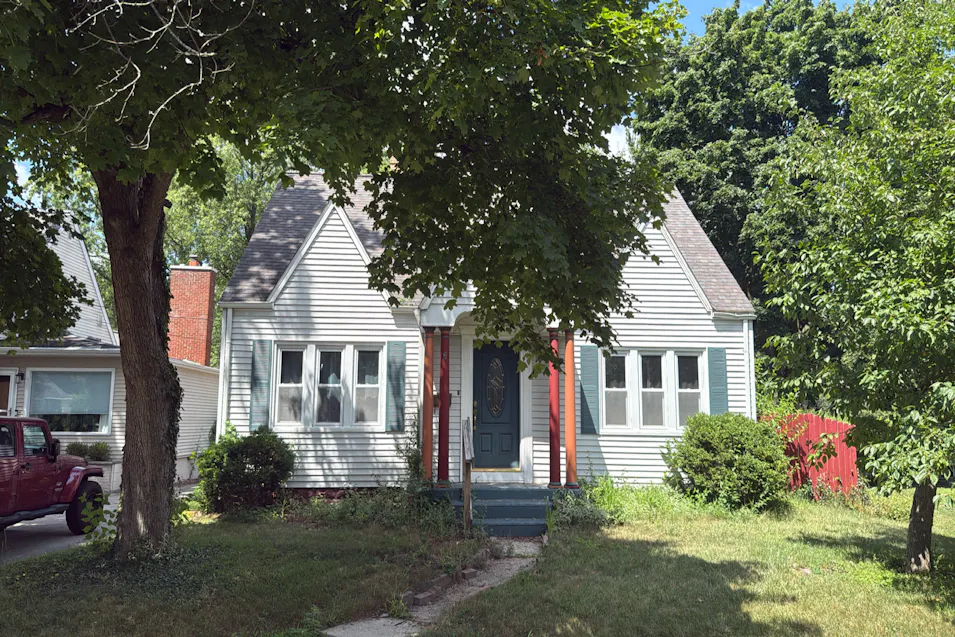 1013 E High St Mount Pleasant, MI 48858-2866, Isabella County