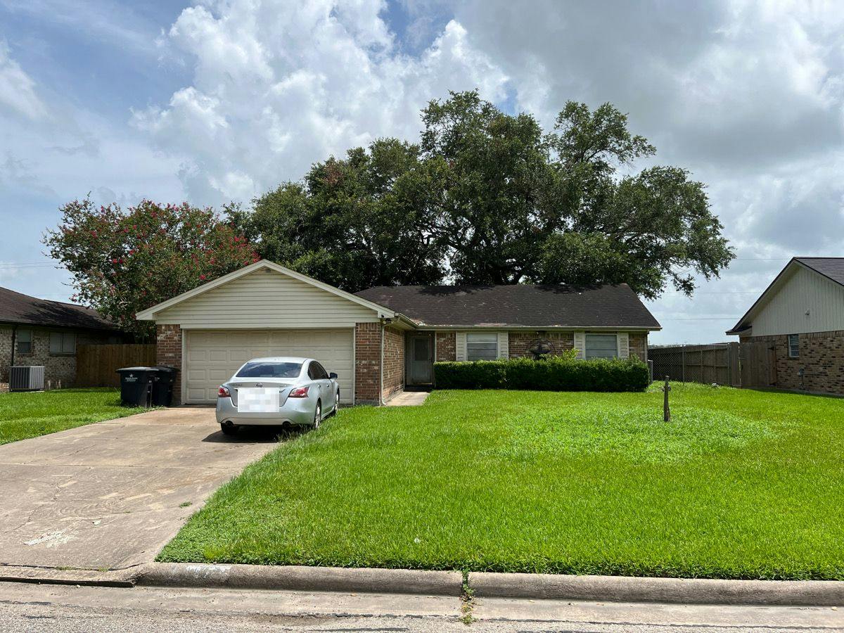 Coffee St, Alvin, TX 77511