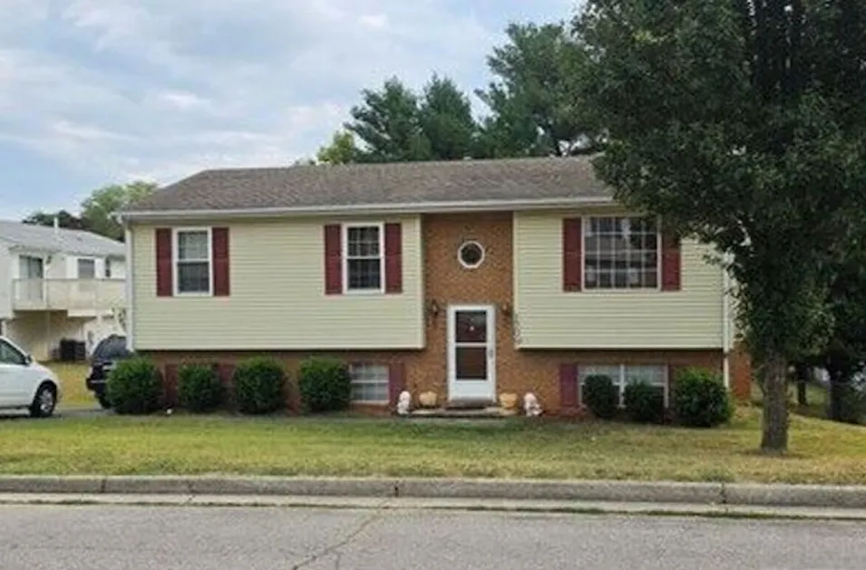 1208 Kings Arms Drive Salem, VA 24153, Salem County