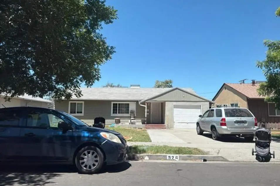 926 Amelia Ave Hanford, CA 93230, Kings County