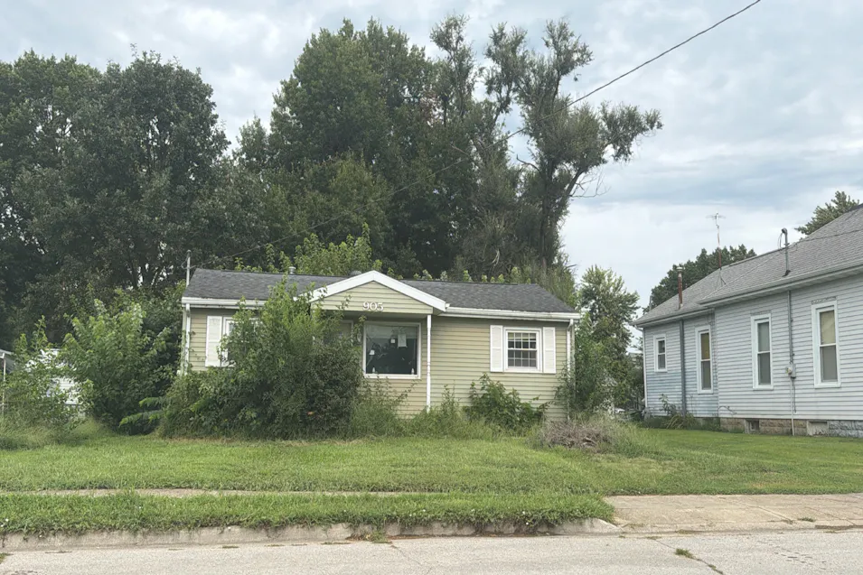 905w Adams St Taylorville, IL 62568, Christian County