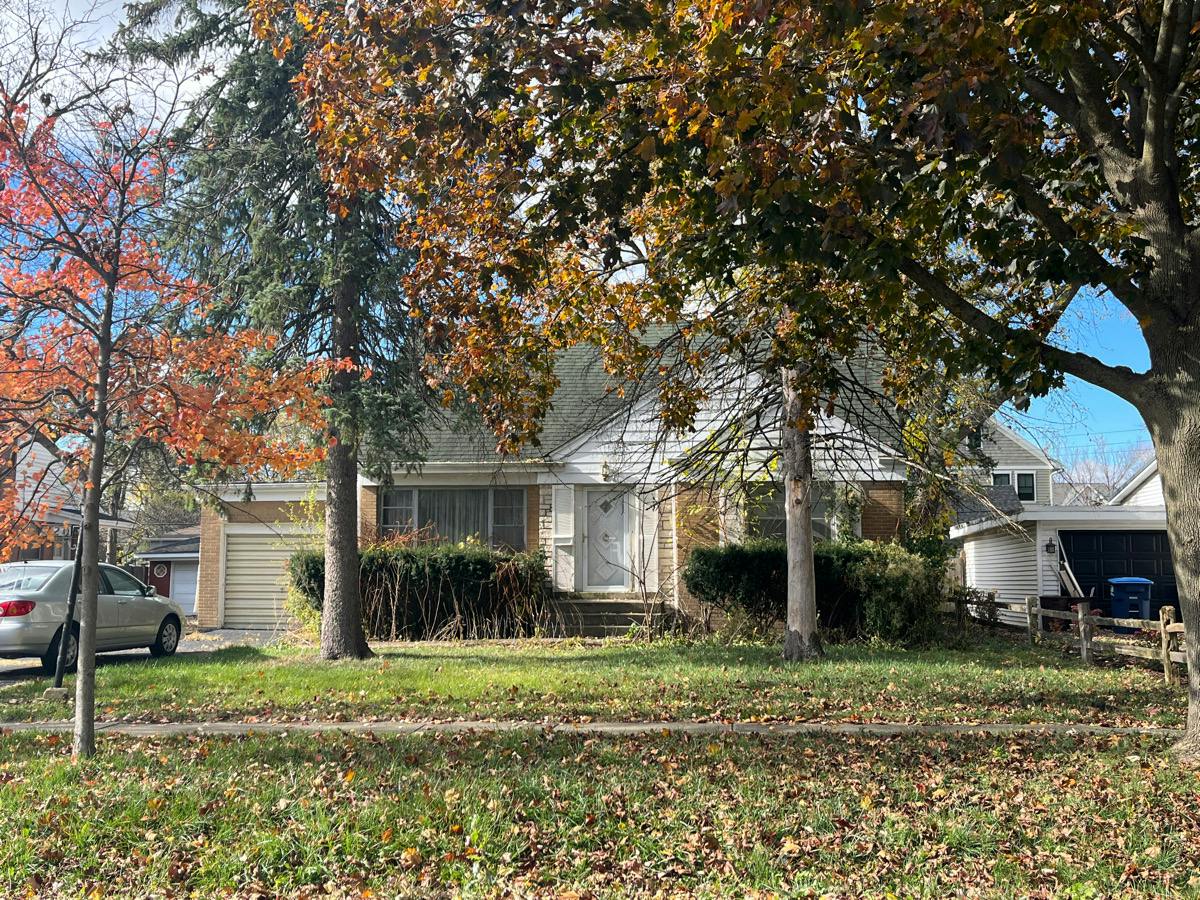 Iroquois Dr, Clarendon Hills, IL 60514