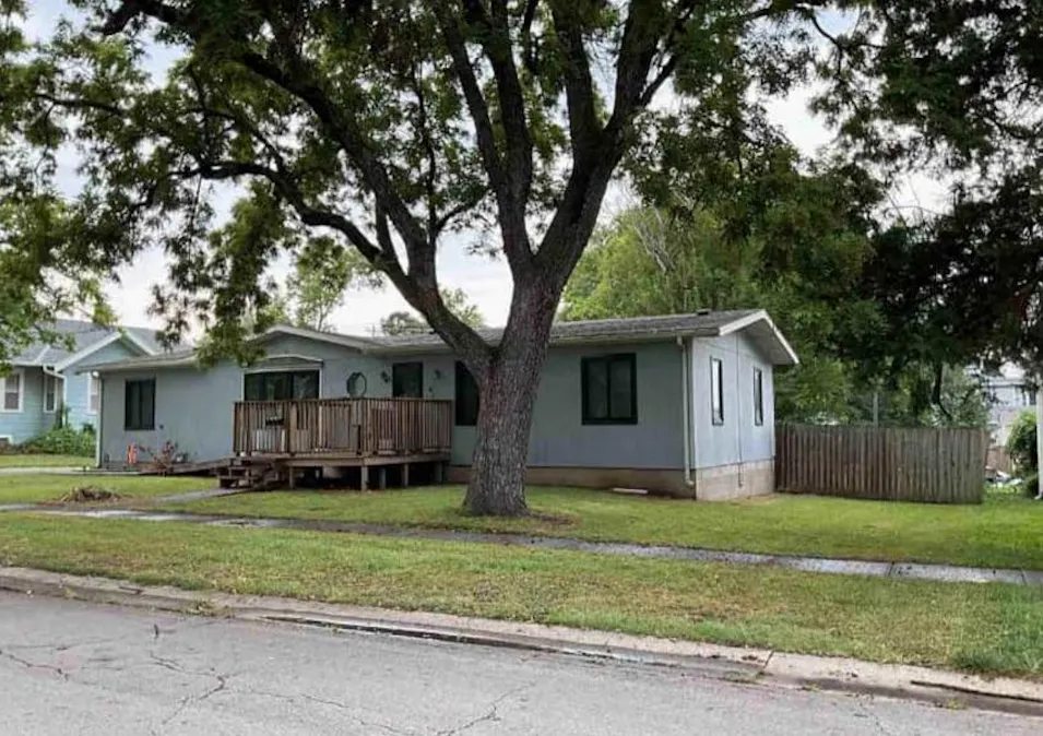 810 W 3rd St Cameron, MO 64429, Clinton County
