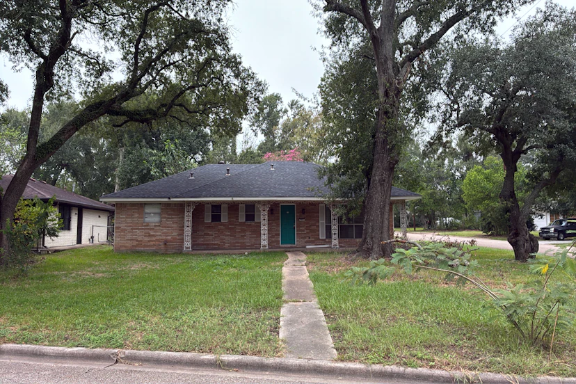 1907 N Roberson St