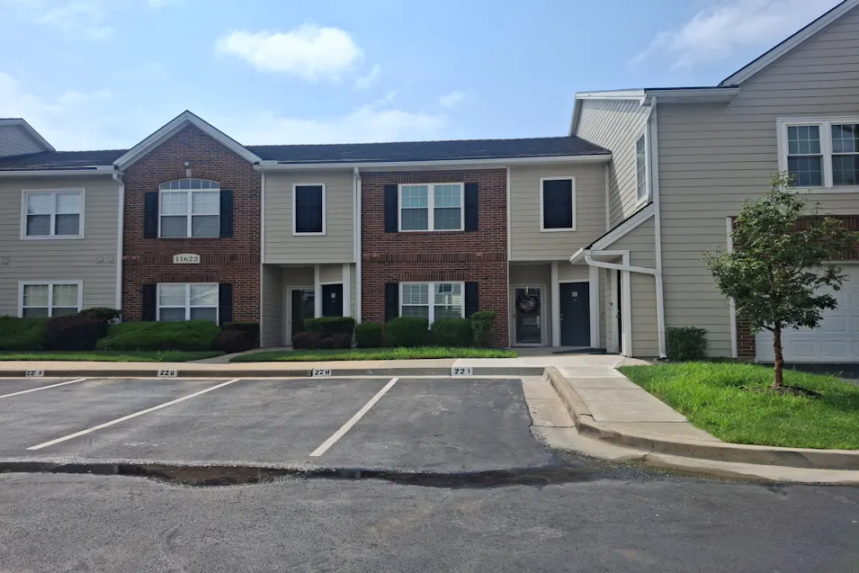 11622 Tomahawk Creek Pkwy, #j Leawood, KS 66211, Johnson County