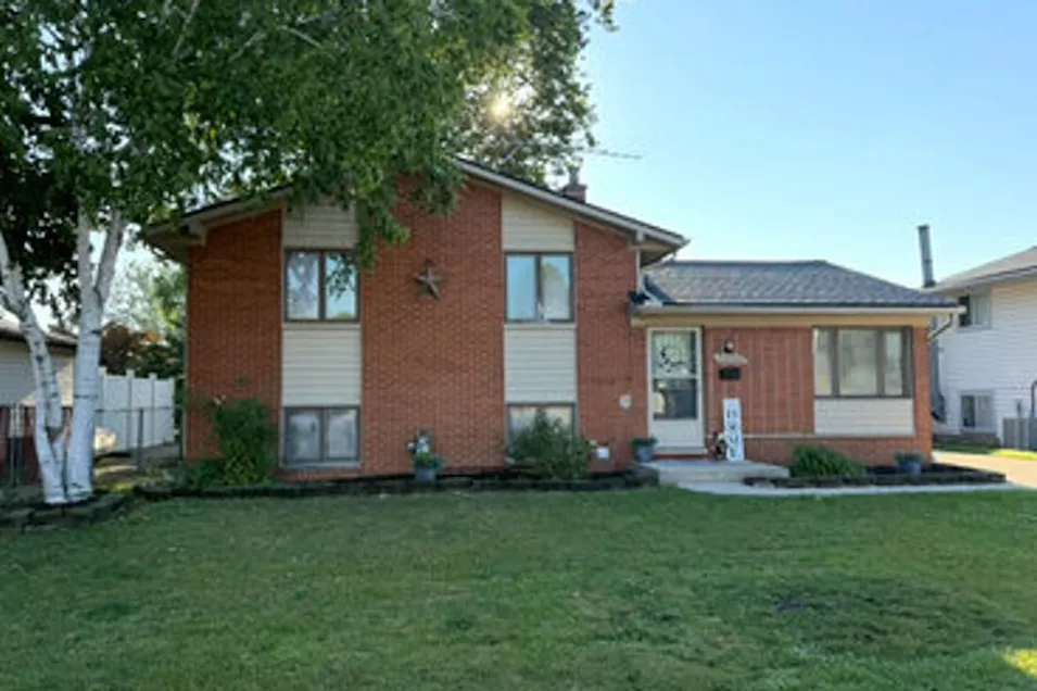 31665 Sweetbriar Rockwood, MI 48173, Wayne County