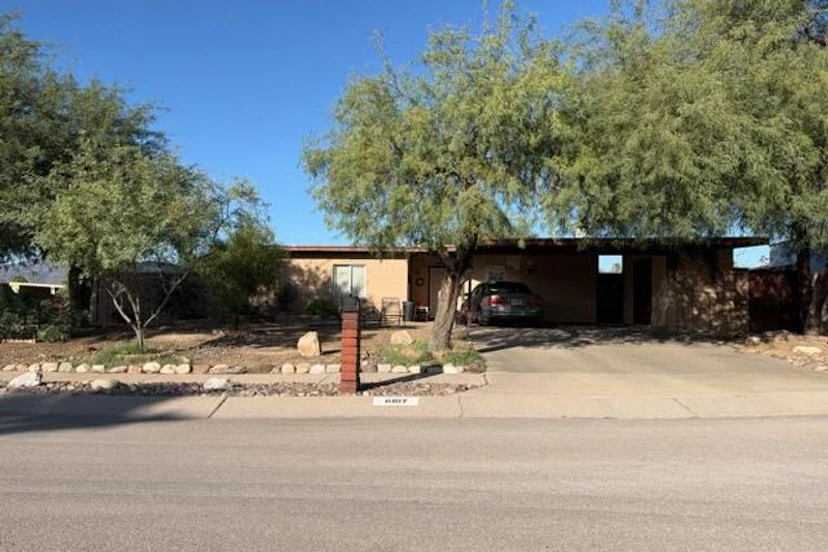 6817 N Autumn Pl