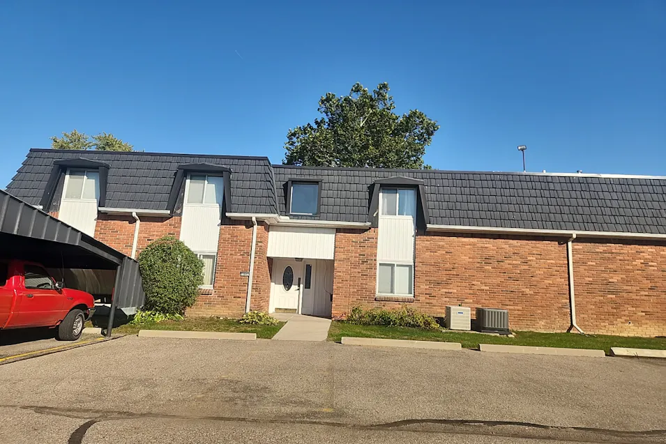 1842 Colonial Village Way Apt 2 Waterford, MI 48328, Oakland County