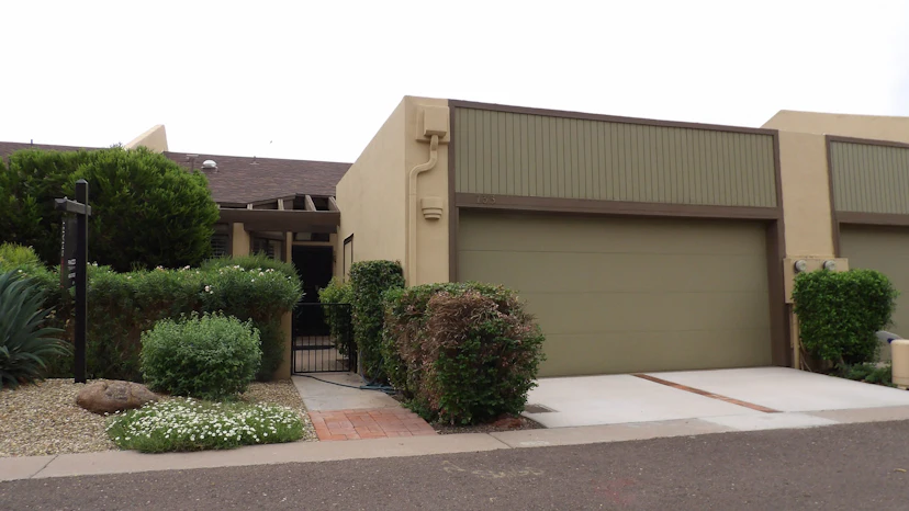 735 E Gardenia Dr