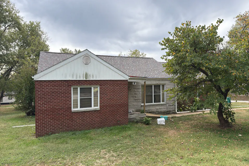 410 W 4th St Willow Springs, MO 65793-1123, Howell County