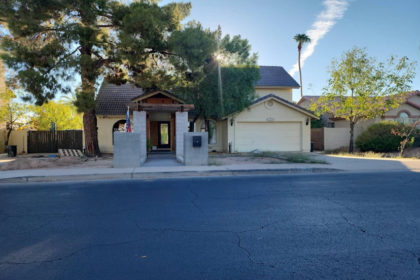 2337 N Acacia