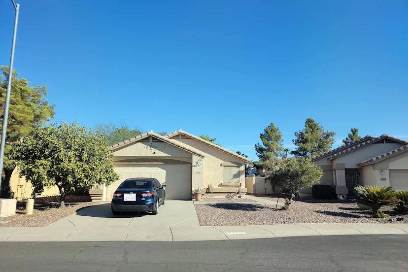 13734 W Elm St