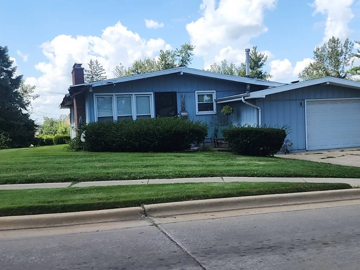 E St, Charleston, IL 61920 #1