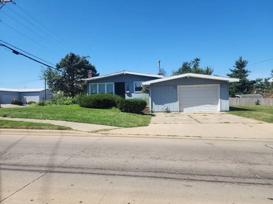 950 E. St. Charleston, IL 61920, Coles County