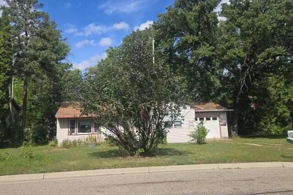 226 1st St NW Elbow Lake, MN 56531, Grant County